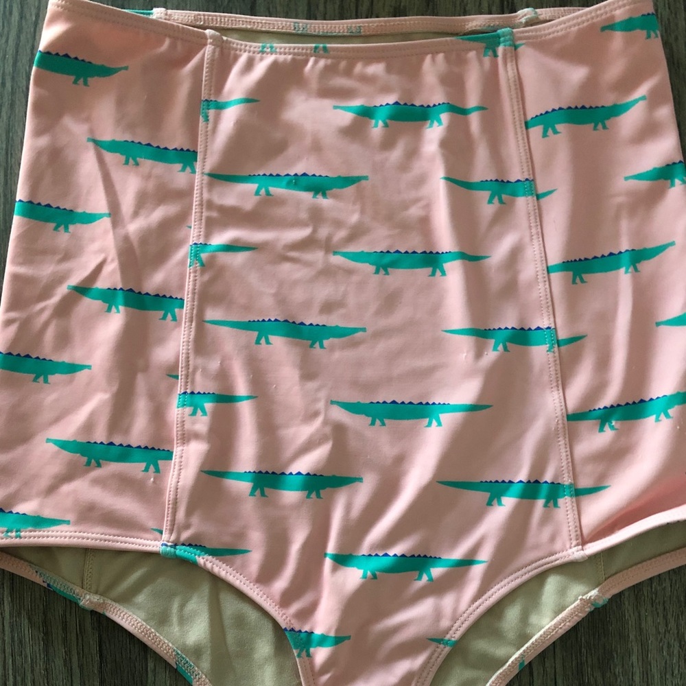 #kortnijeane “Alligators” 🐊 Extended Hi-waist.